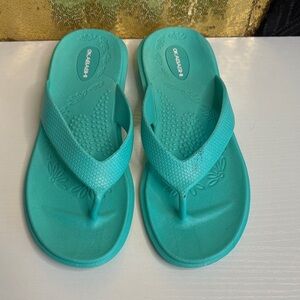 Okabashi Splash size Medium is Aqua Color  Flip Flops